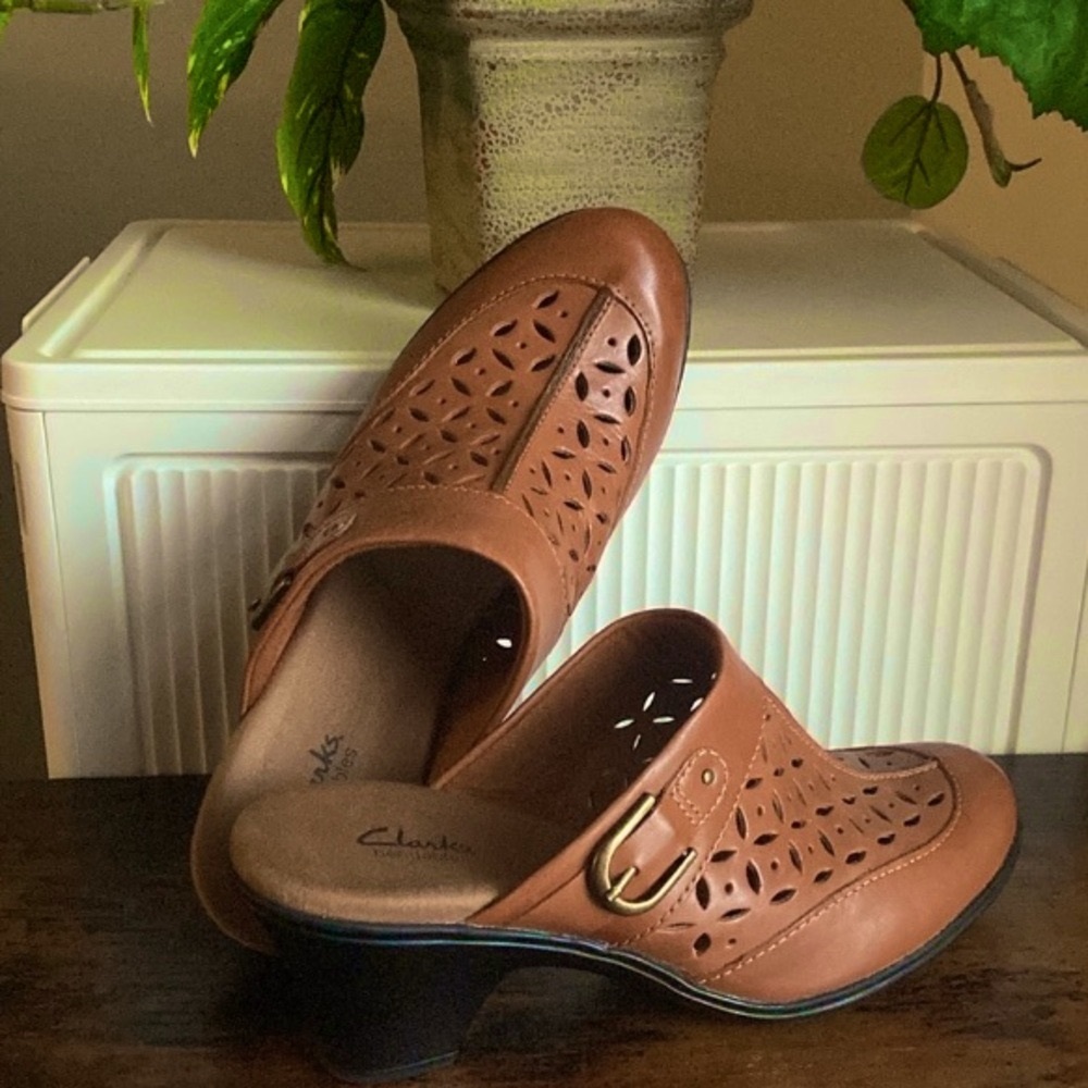 CLARKS Bendables Cognac Brown Perforated Leather Slip On Buckle Mules Clogs Sz 7 - Picture 4 of 11